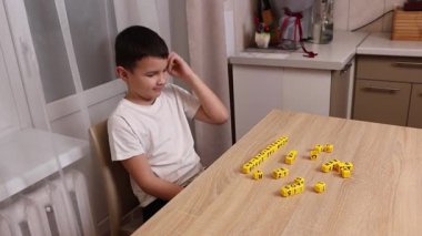Çocuk harflerle küplerle oynuyor. Eğitim süreci.