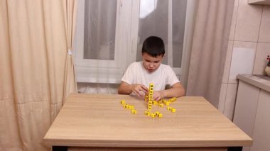 Çocuk harflerle küplerle oynuyor. Eğitim süreci.