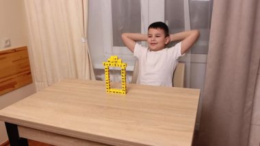Çocuk harflerle küplerle oynuyor. Eğitim süreci.