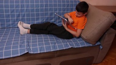 Çocuk bir kalemle tahtaya resim çiziyor. Sanat eğitimi.