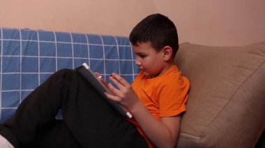 Çocuk bir kalemle tahtaya resim çiziyor. Sanat eğitimi.