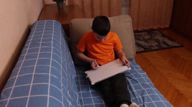 Çocuk bir kalemle tahtaya resim çiziyor. Sanat eğitimi.