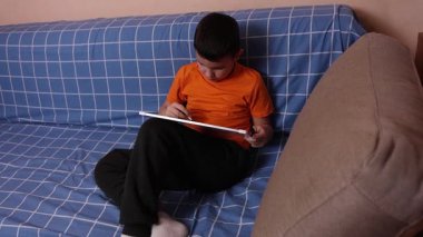 Çocuk bir kalemle tahtaya resim çiziyor. Sanat eğitimi.