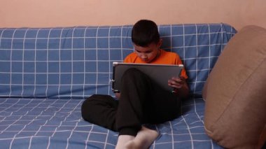 Çocuk bir kalemle tahtaya resim çiziyor. Sanat eğitimi.