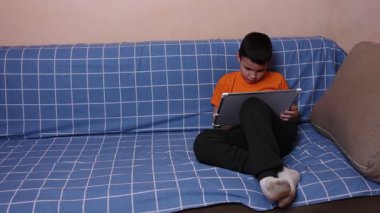 Çocuk bir kalemle tahtaya resim çiziyor. Sanat eğitimi.