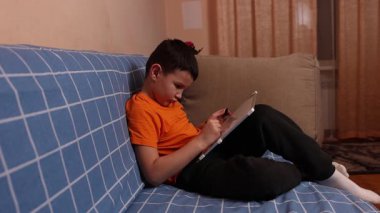 Çocuk bir kalemle tahtaya resim çiziyor. Sanat eğitimi.