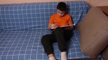 Çocuk bir kalemle tahtaya resim çiziyor. Sanat eğitimi.