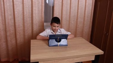 Çocuk tabletle oyun oynuyor. Çalışmak ve dinlenmek..