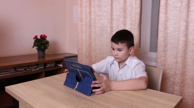 Çocuk tabletle oyun oynuyor. Çalışmak ve dinlenmek..