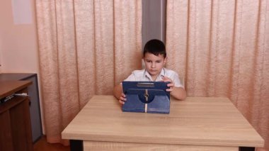 Çocuk tabletle oyun oynuyor. Çalışmak ve dinlenmek..