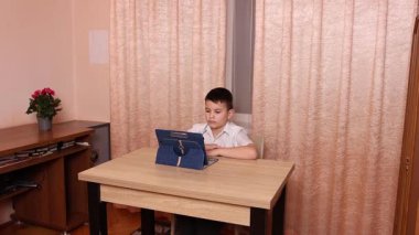 Çocuk tabletle oyun oynuyor. Çalışmak ve dinlenmek..