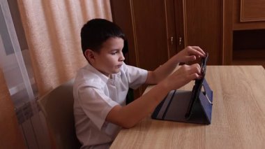 Çocuk tabletle oyun oynuyor. Çalışmak ve dinlenmek..