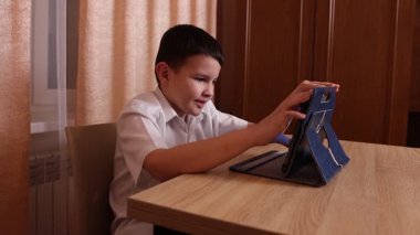 Çocuk tabletle oyun oynuyor. Çalışmak ve dinlenmek..