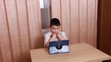 Çocuk tabletle oyun oynuyor. Çalışmak ve dinlenmek..