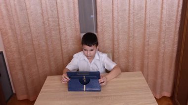 Çocuk tabletle oyun oynuyor. Çalışmak ve dinlenmek..