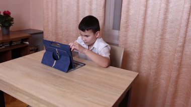 Çocuk tabletle oyun oynuyor. Çalışmak ve dinlenmek..