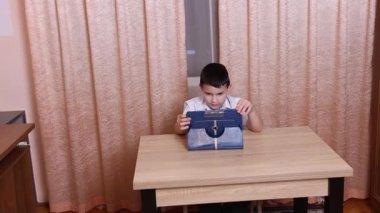 Çocuk tabletle oyun oynuyor. Çalışmak ve dinlenmek..