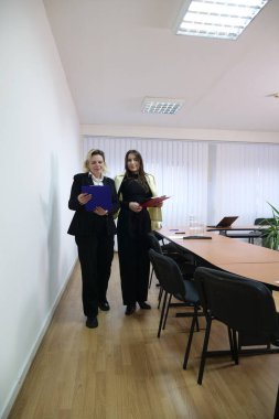 İki kadın iş konuşmak ve sözleşme imzalamak için bir ofiste buluşuyor..