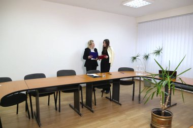 İki kadın iş konuşmak ve sözleşme imzalamak için bir ofiste buluşuyor..