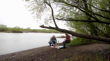 Bir erkek ve bir kadın doğada piknik yaptılar. Doğada aktif eğlence..