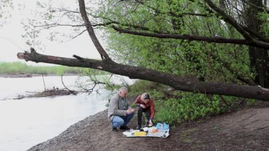 Bir erkek ve bir kadın doğada piknik yaptılar. Doğada aktif eğlence..