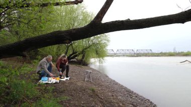 Bir erkek ve bir kadın doğada piknik yaptılar. Doğada aktif eğlence..