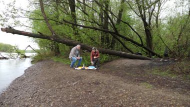 Bir erkek ve bir kadın doğada piknik yaptılar. Doğada aktif eğlence..