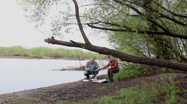 Bir erkek ve bir kadın doğada piknik yaptılar. Doğada aktif eğlence..
