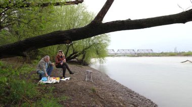 Bir erkek ve bir kadın doğada piknik yaptılar. Doğada aktif eğlence..