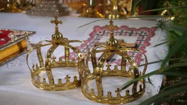 Kilise düğünü için kilisedeki mihrapta taçlar. Düğün töreni..