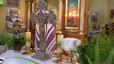 Kilisedeki sunağın üzerine haç asılmış..