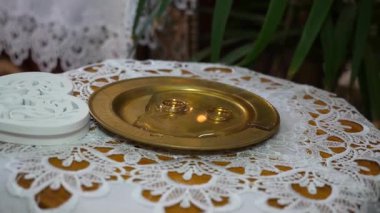 Tepside altın yüzükler. Düğün töreni..