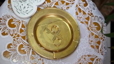 Tepside altın yüzükler. Düğün töreni..