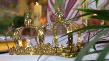 Kilise düğünü için kilisedeki mihrapta taçlar. Düğün töreni..