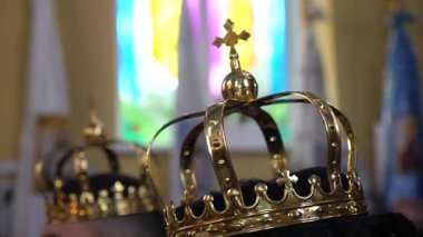 Düğün boyunca yeni evlilerin başında kilise çelenkleri olacak..