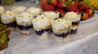 Meyve ve kekler açık büfe masasında.