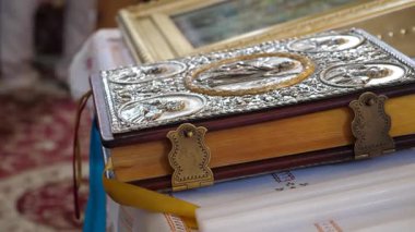 Metal kaplamalı ve kilisedeki sunağa yapışmış büyük bir İncil..