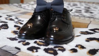 Alyansları, papyonu ve ayakkabıları olan bir kutu. Düğüne hazırlanıyorum.