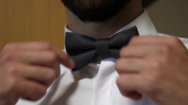 Bir adam papyon takıyor. Şık erkek kıyafetleri..