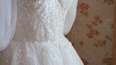 Odadaki bir mankenin üzerindeki güzel beyaz gelinlik..