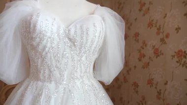 Odadaki bir mankenin üzerindeki güzel beyaz gelinlik..