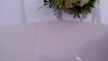 İnsanlar kadehlerini beyaz şampanya kadehleriyle kaldırıyorlar.