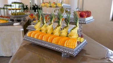 Meyve ve böğürtlenli güzel bir açık büfe. Meyve masası..