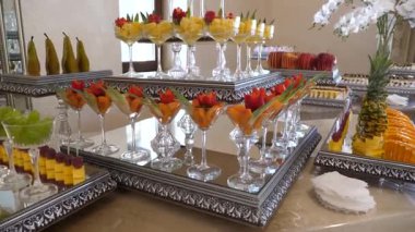 Meyve ve böğürtlenli güzel bir açık büfe. Meyve masası..