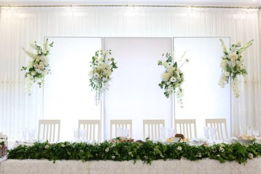 Tabaklarla süslenmiş festival masası menekşe ve papatyalarla süslenmiş..