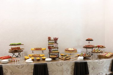 Güzel, lezzetli açık büfe masası kanepeler, sosisler, jambon, peynir