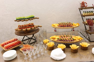 Güzel, lezzetli açık büfe masası kanepeler, sosisler, jambon, peynir