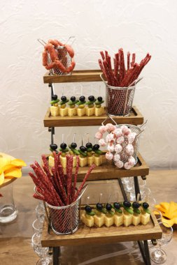 Güzel, lezzetli açık büfe masası kanepeler, sosisler, jambon, peynir
