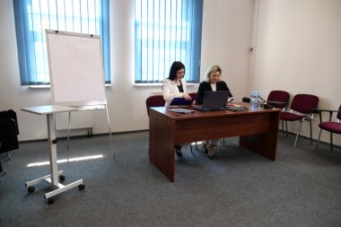 İki kadın bir projeyi görüşmek ve kontrat imzalamak için buluşuyor..