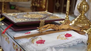 Metal kaplamalı ve kilisedeki sunağa yapışmış büyük bir İncil..